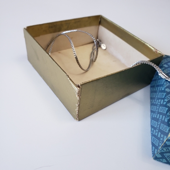 Vintage 1978 AVON Silver Lily Lariat Necklace. - Picture 6 of 9